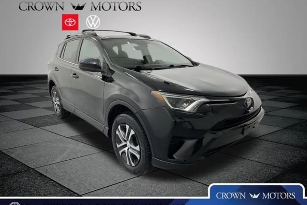2018 Toyota RAV4 LE photo 1