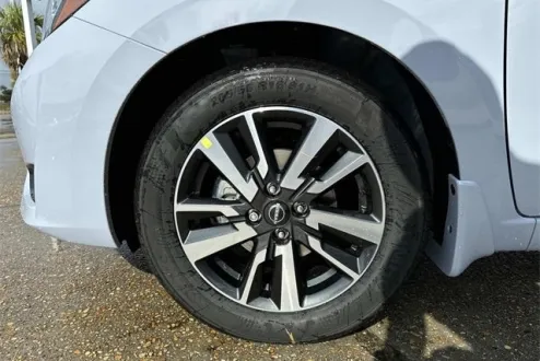 2025 Nissan Versa 1.6 SV photo 3