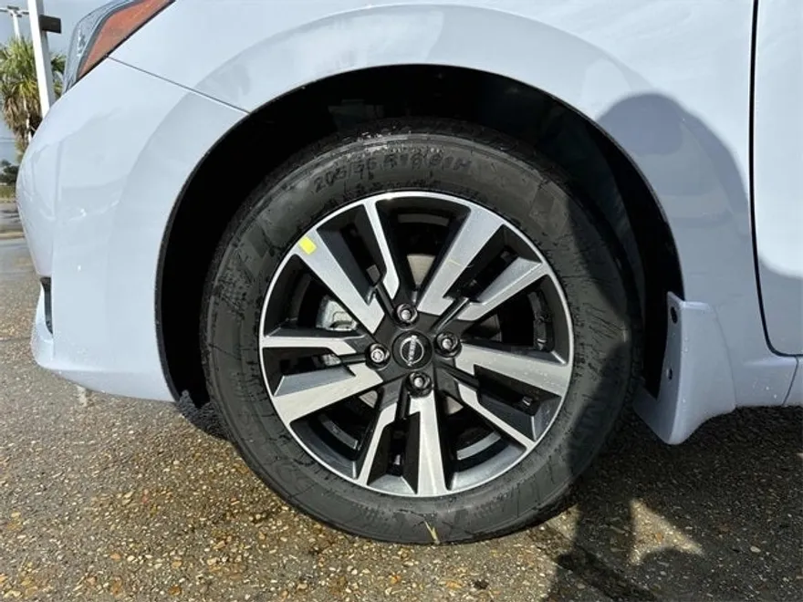 2025 Nissan Versa 1.6 SV photo 3