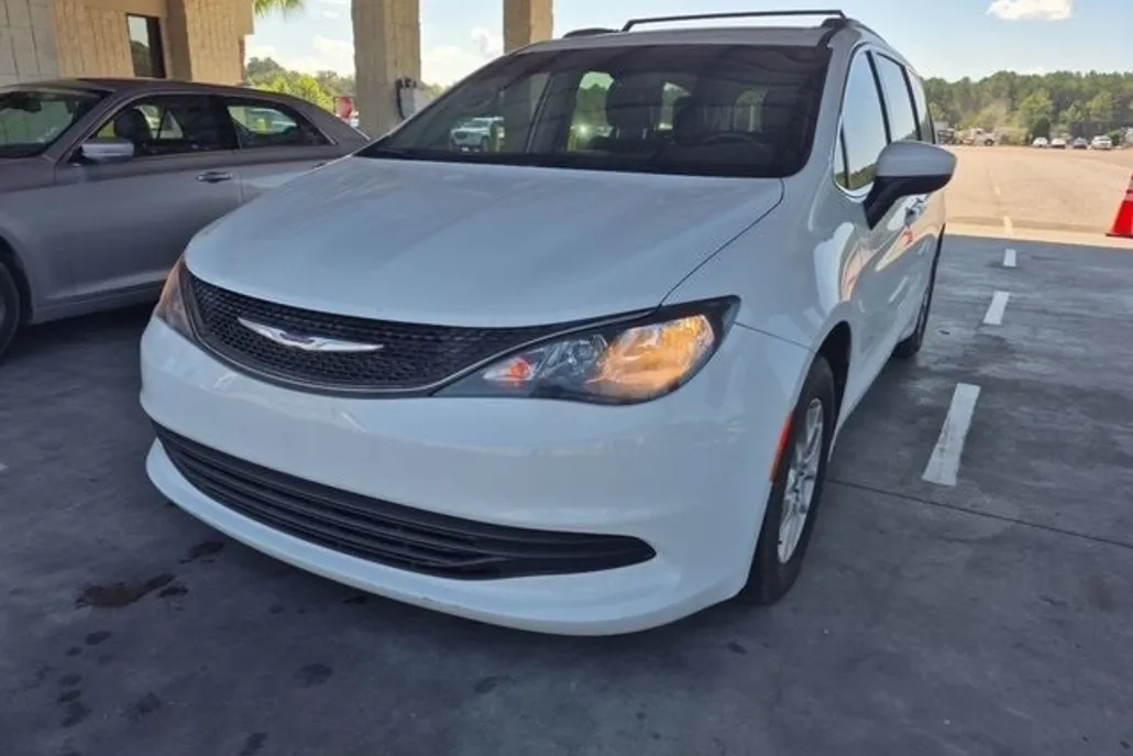 2020 Chrysler Voyager LXi photo 1