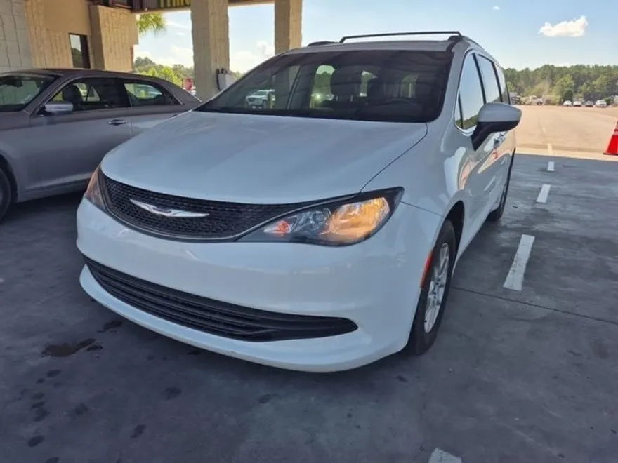 2020 Chrysler Voyager LXi photo 1