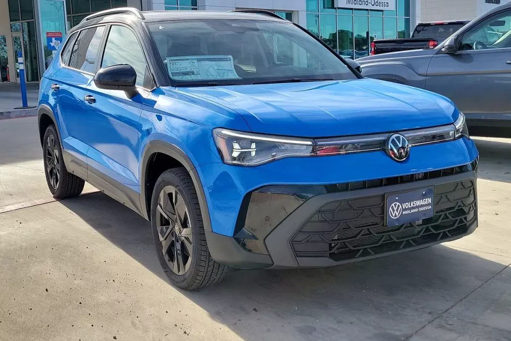 2025 Volkswagen Taos SE photo 1