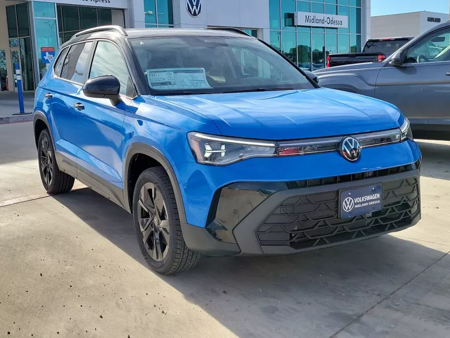 2025 Volkswagen Taos SE photo 1