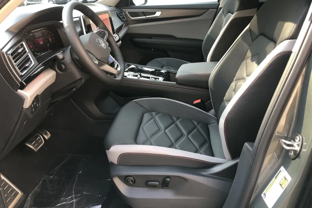 2025 Volkswagen Atlas SE Technology Peak Edition photo 1