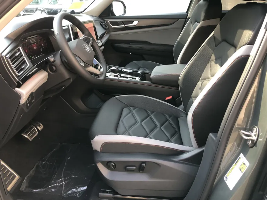 2025 Volkswagen Atlas SE Technology Peak Edition photo 1