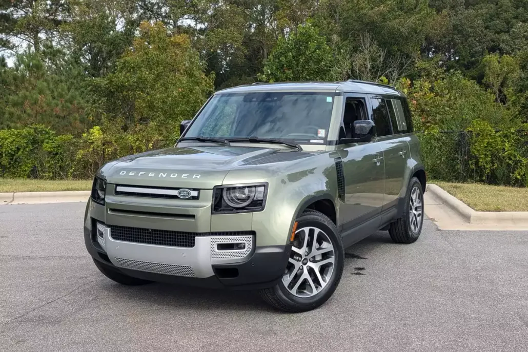 2023 Land Rover Defender SE photo 1