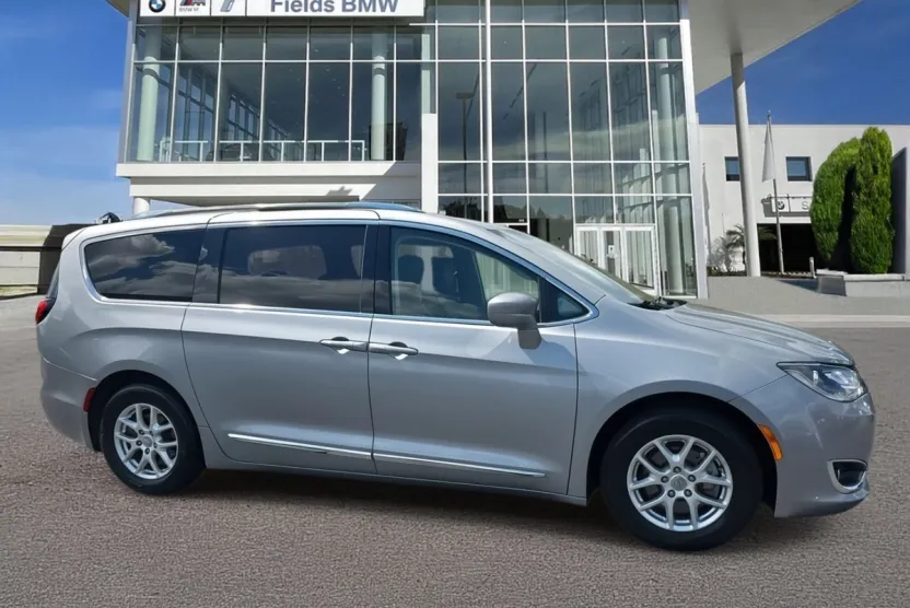 2020 Chrysler Pacifica Touring L photo 1