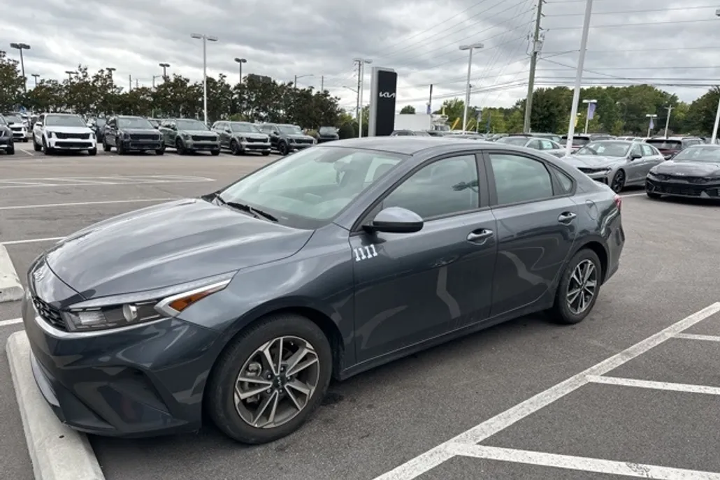 2023 Kia Forte LXS photo 1