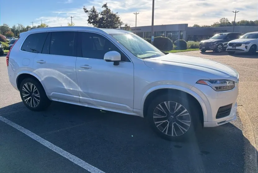 2022 Volvo XC90 T6 Momentum photo 1