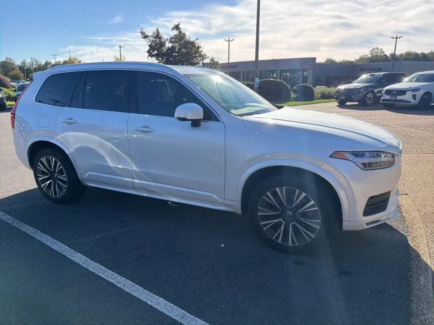 2022 Volvo XC90 T6 Momentum photo 1