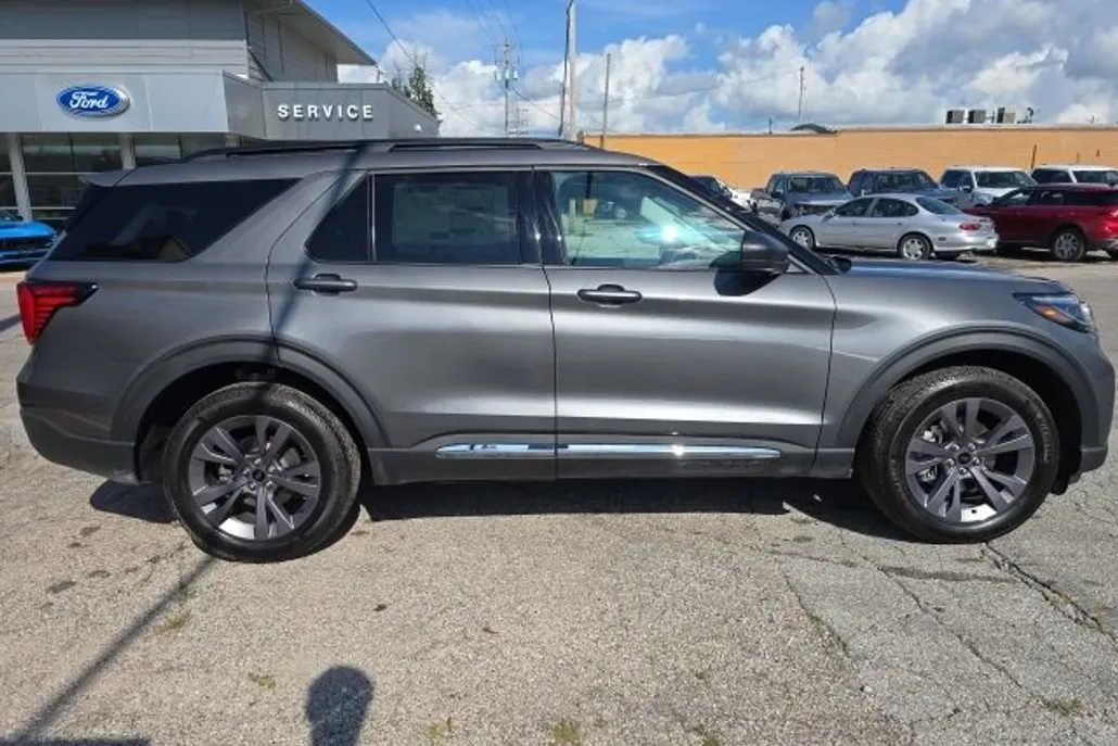 2025 Ford Explorer photo 1