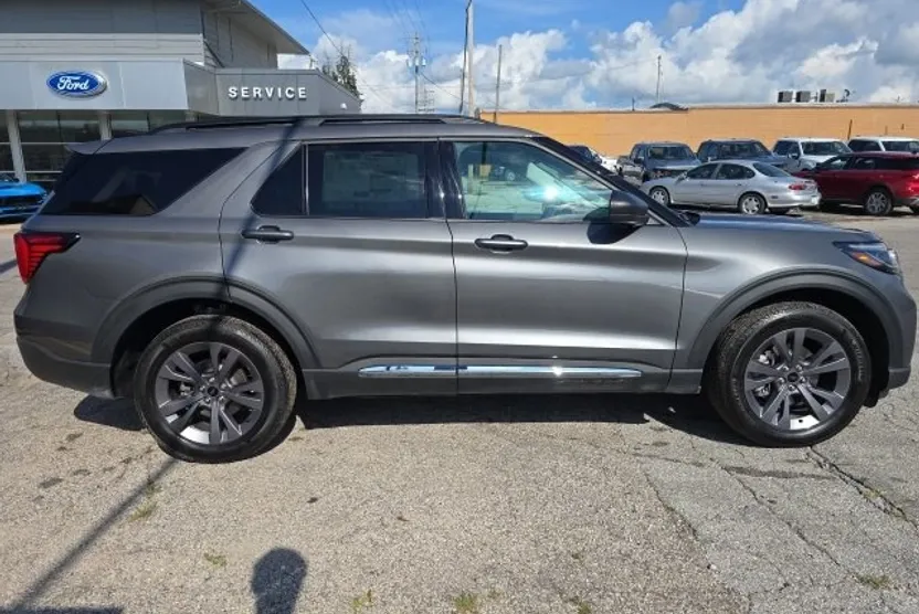 2025 Ford Explorer photo 1