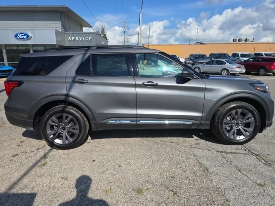 2025 Ford Explorer photo 1
