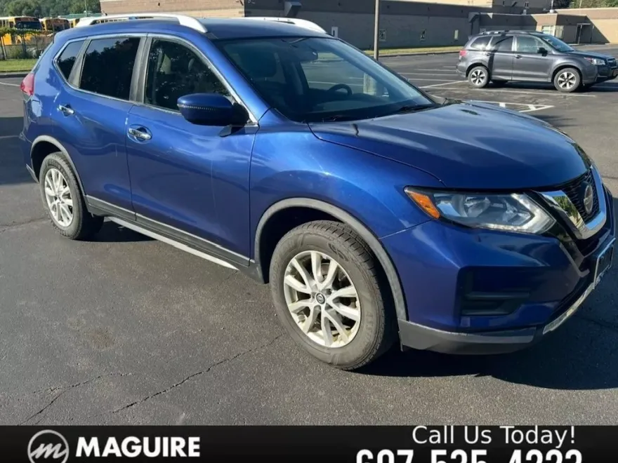 2018 Nissan Rogue SV photo 1