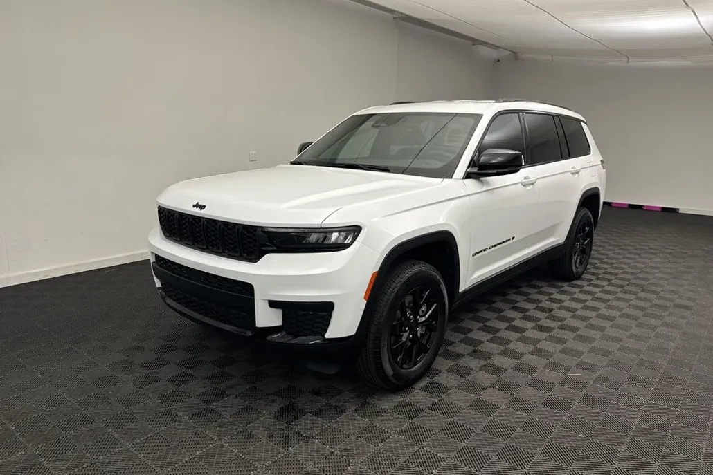2025 Jeep Grand Cherokee Altitude photo 1