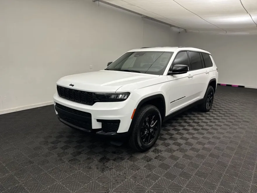 2025 Jeep Grand Cherokee Altitude photo 1