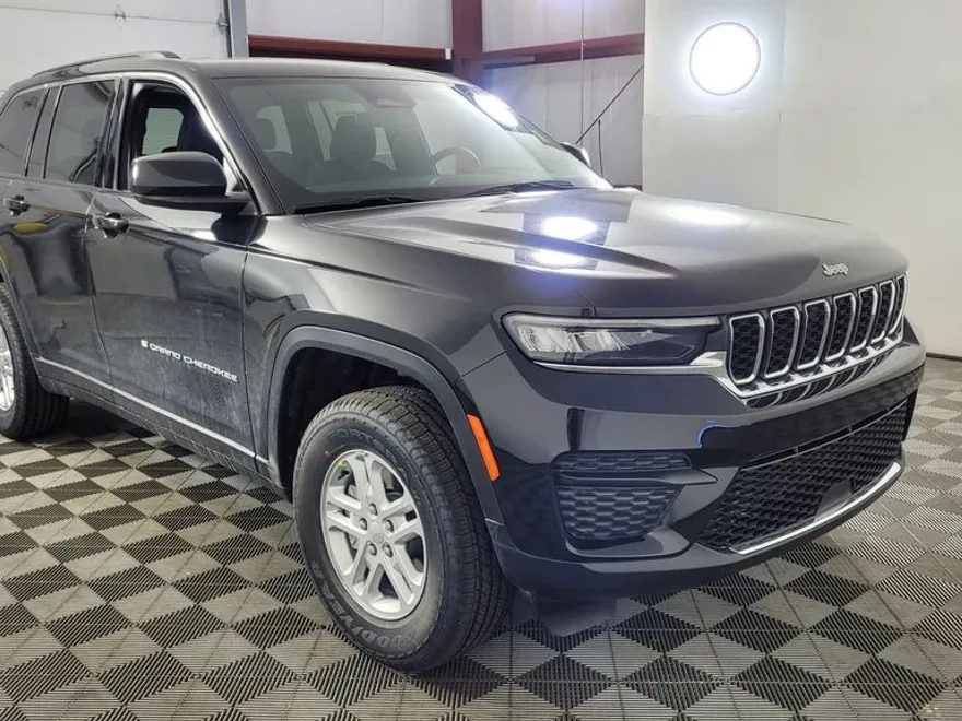 2025 Jeep Grand Cherokee Laredo photo 1