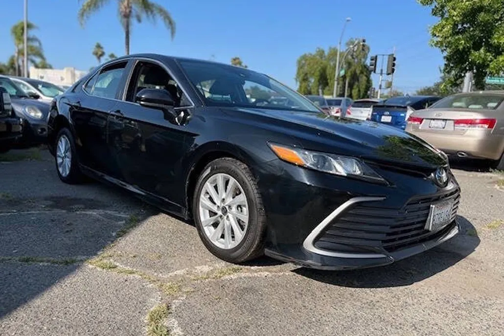 2022 Toyota Camry LE photo 1