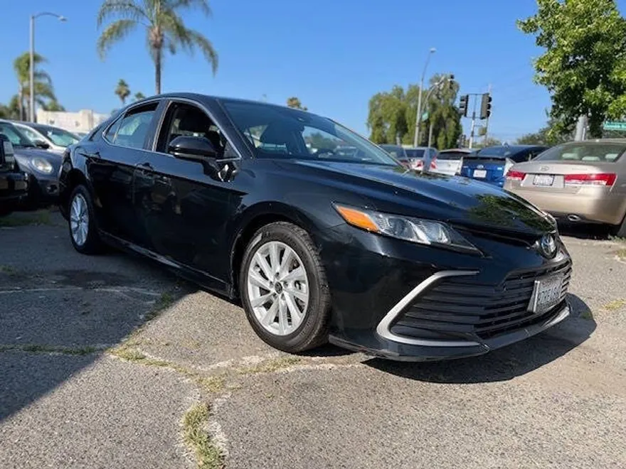 2022 Toyota Camry LE photo 1