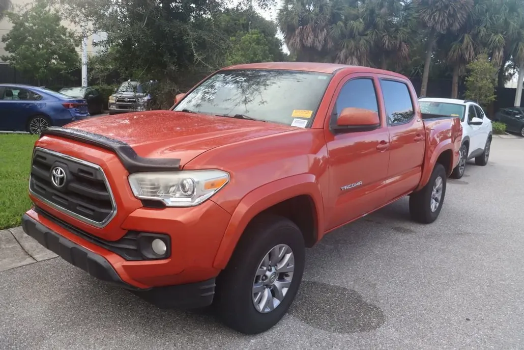 2017 Toyota Tacoma SR5 photo 1