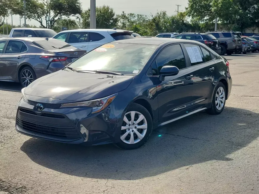 2024 Toyota Corolla LE photo 1