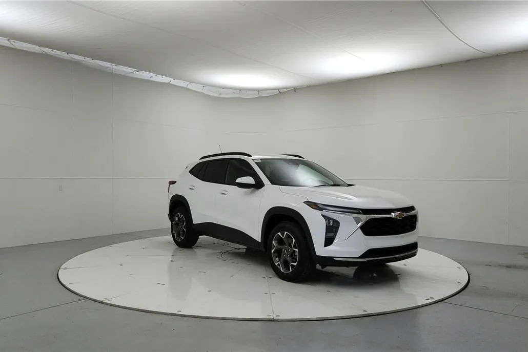 2024 Chevrolet Trax LT photo 1