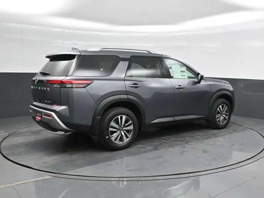 2025 Nissan Pathfinder SL photo 1