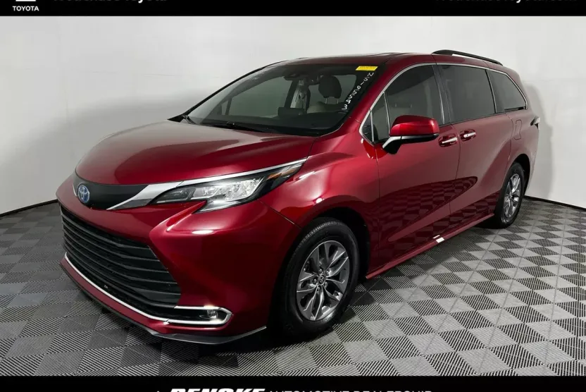 2022 Toyota Sienna XLE photo 1
