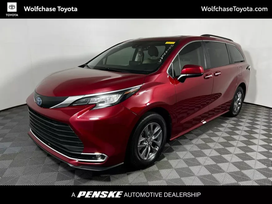 2022 Toyota Sienna XLE photo 1