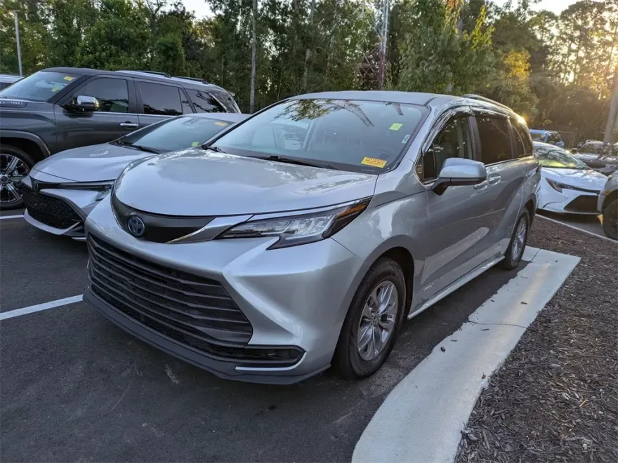 2021 Toyota Sienna LE photo 1