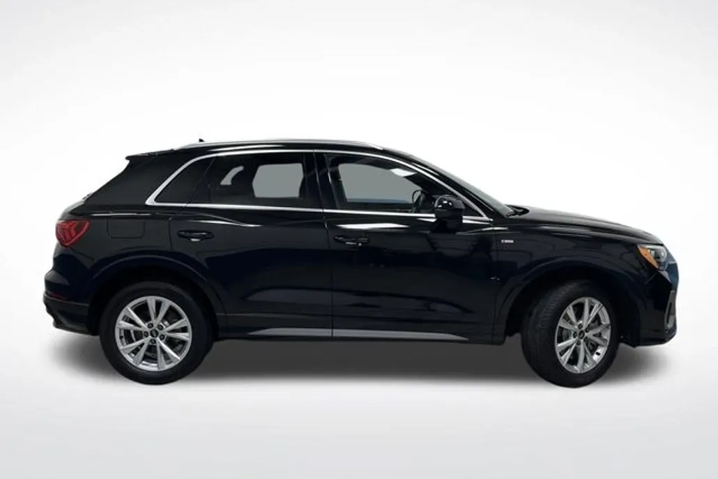 2022 Audi Q3 S line Premium photo 1