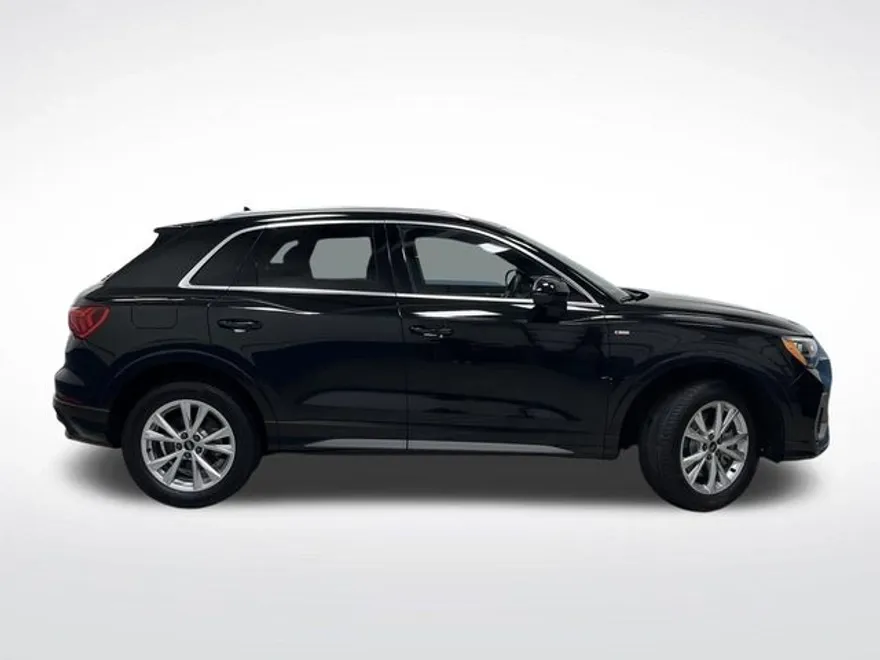 2022 Audi Q3 S line Premium photo 1