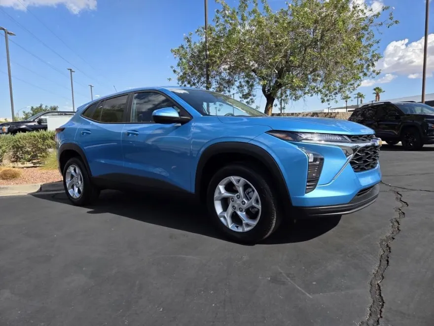 2025 Chevrolet Trax LS photo 1