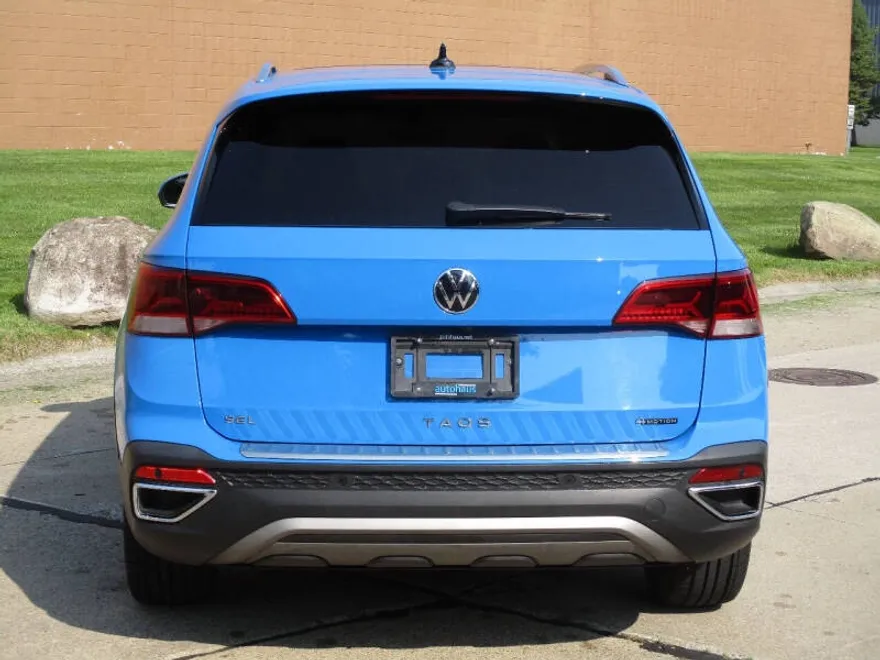 2022 Volkswagen Taos SEL photo 1