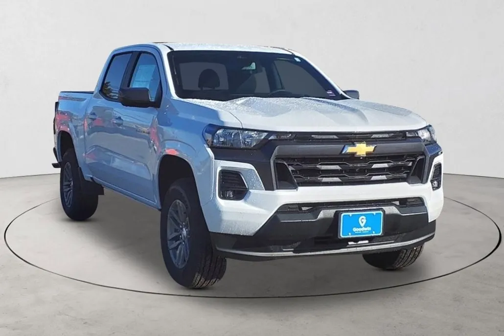 2024 Chevrolet Colorado LT photo 1