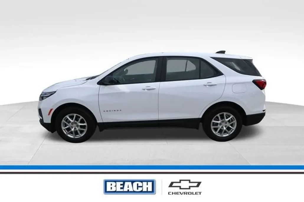 2023 Chevrolet Equinox LS photo 1