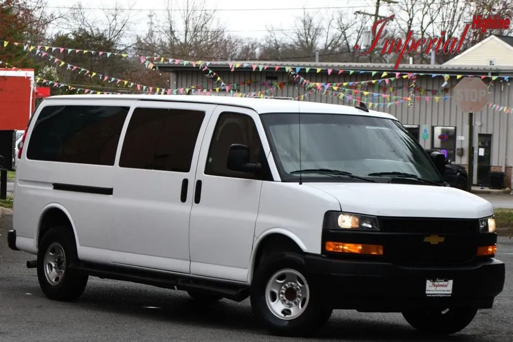 2022 Chevrolet Express Passenger 3500 LS Van photo 1