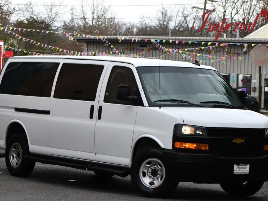 2022 Chevrolet Express Passenger 3500 LS Van photo 1