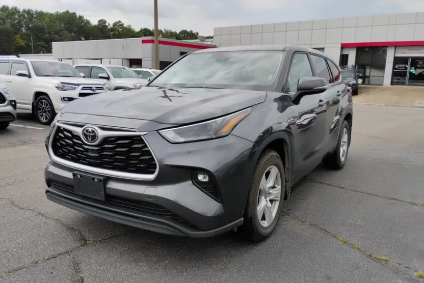 2024 Toyota Highlander LE photo 1