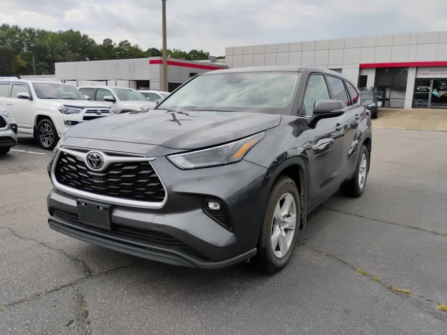 2024 Toyota Highlander LE photo 1