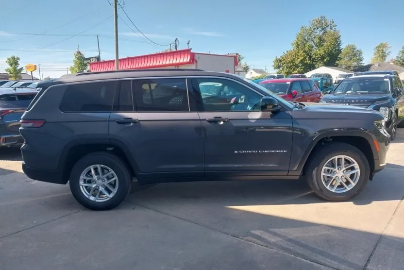 2025 Jeep Grand Cherokee Laredo photo 1