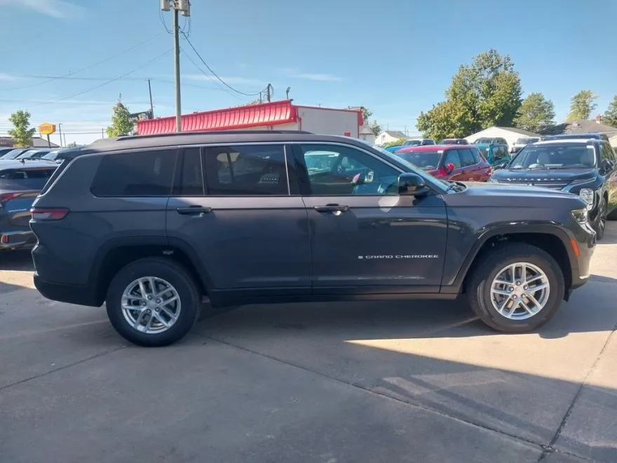 2025 Jeep Grand Cherokee Laredo photo 1