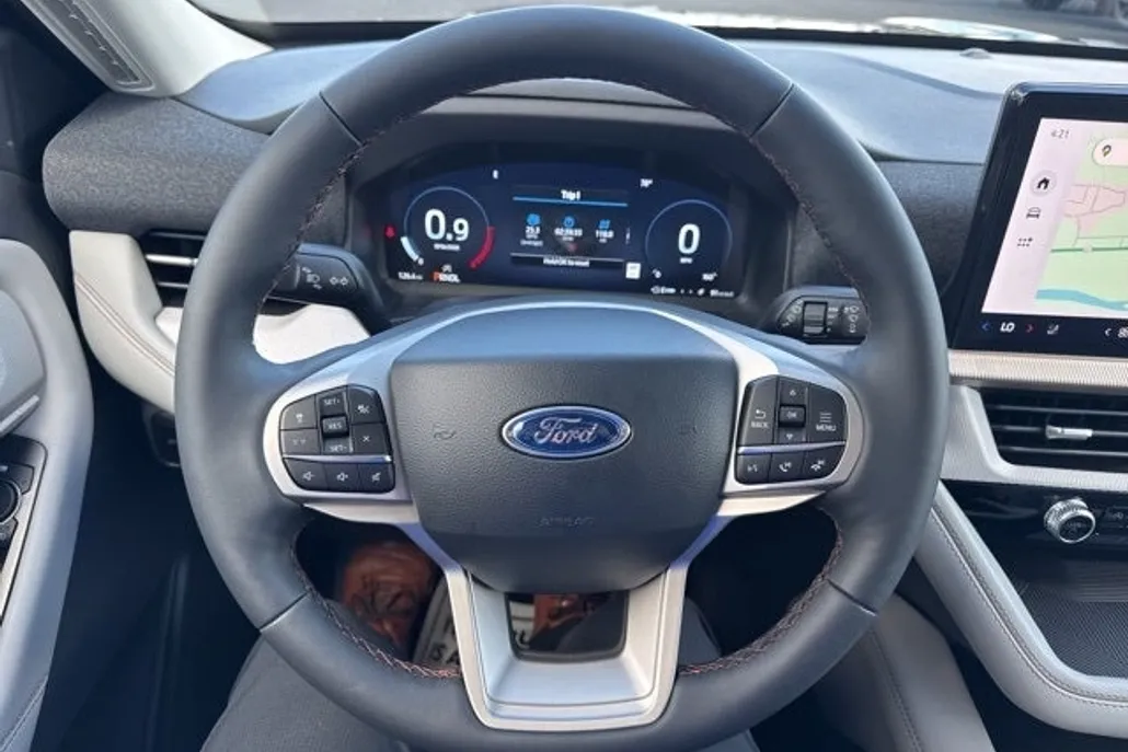 2025 Ford Explorer photo 1