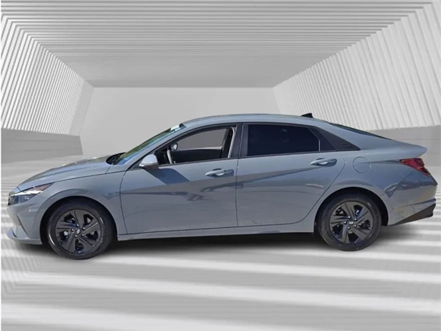 2022 Hyundai Elantra SEL photo 1