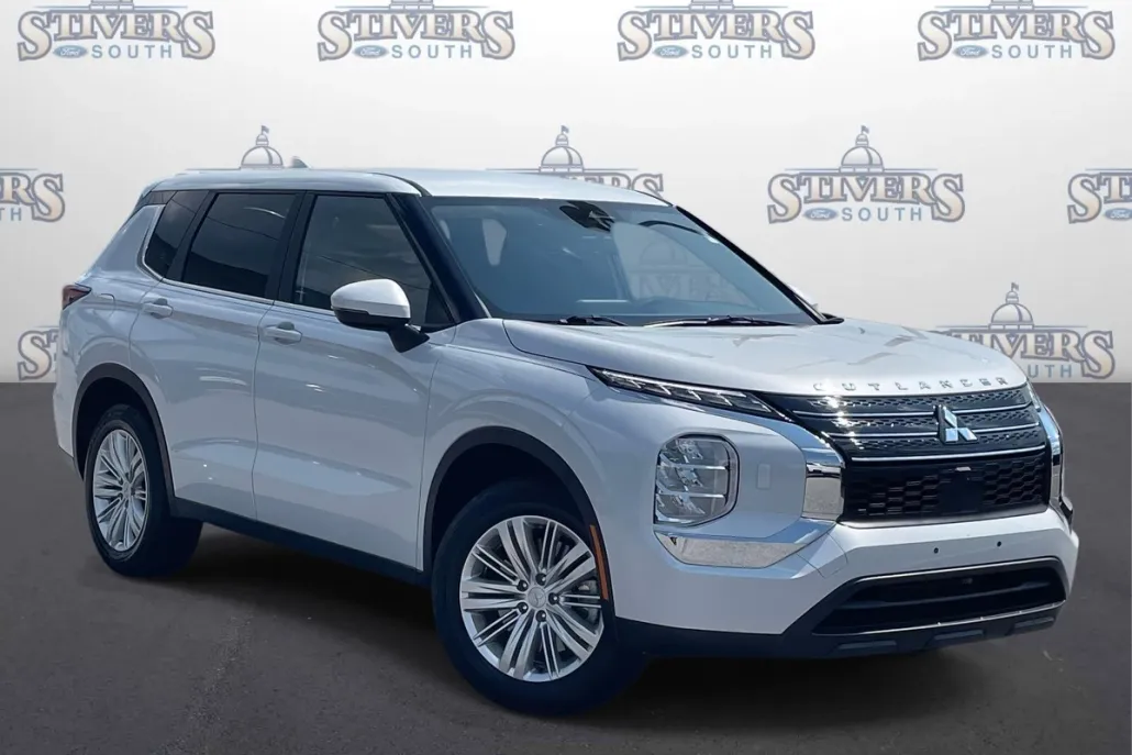 2024 Mitsubishi Outlander ES photo 1
