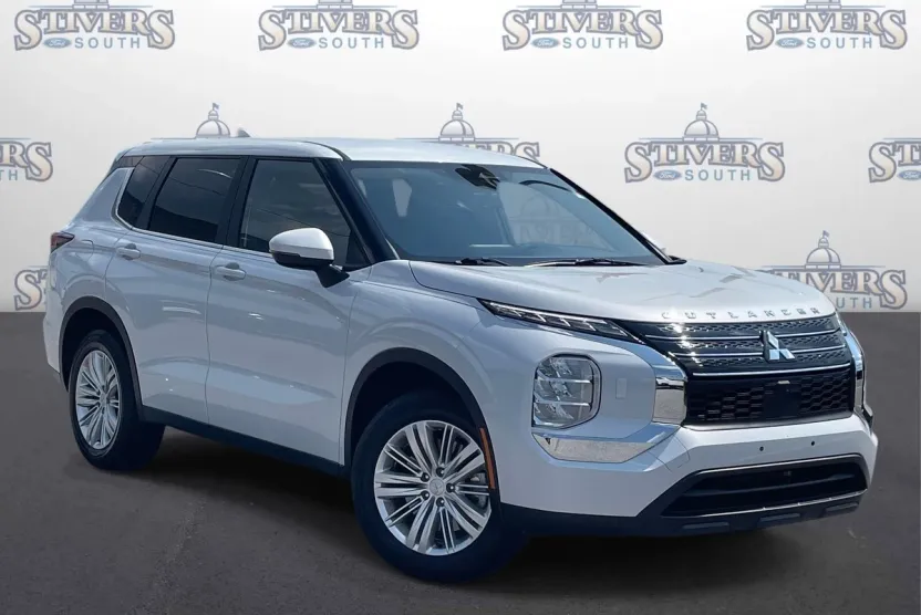 2024 Mitsubishi Outlander ES photo 1