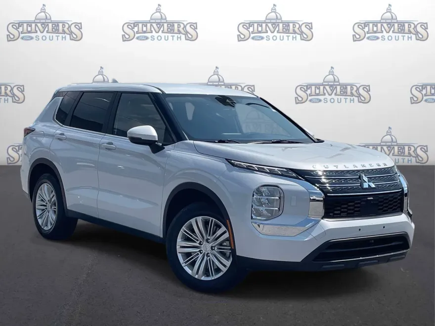 2024 Mitsubishi Outlander ES photo 1