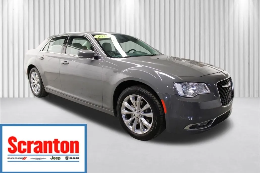 2019 Chrysler 300 Touring photo 1