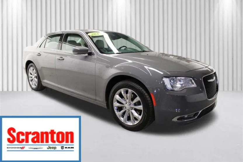 2019 Chrysler 300 Touring photo 1