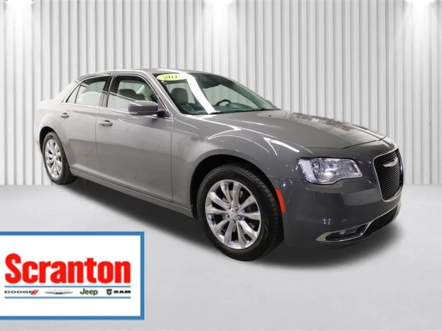 2019 Chrysler 300 Touring photo 1